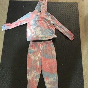 Womens Large tie dye lightweight sweatpants and sweatshirt new never been worn!